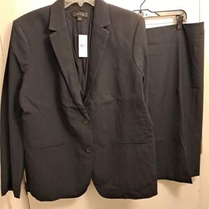 Women's dark blue Ann Taylor Blazer with skirt curly fit size 16.